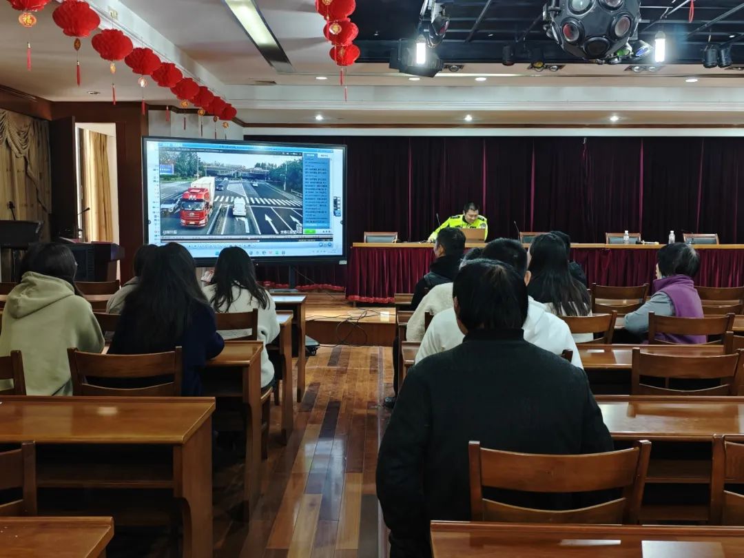 Eskwadwon lapolis trafik Dongbang rive nan faktori a pou ankouraje sekirite trafik wout la