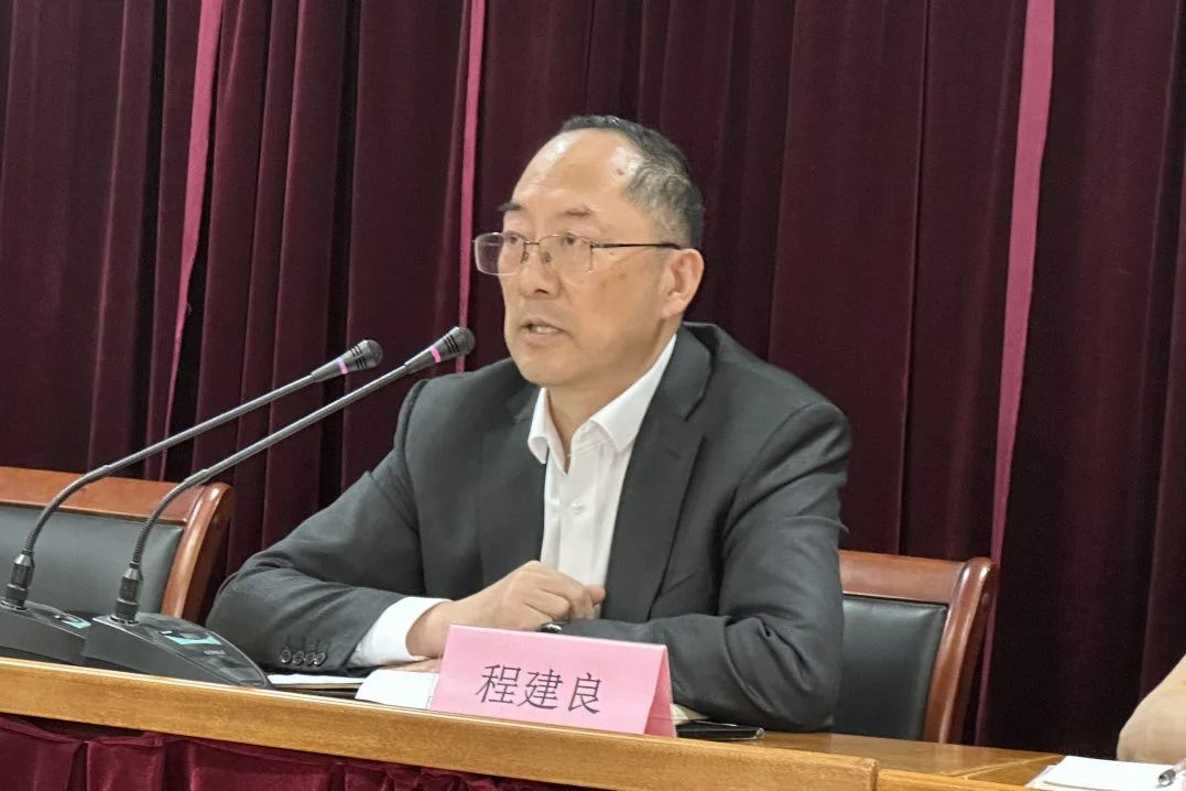 Changshu Polyester te fè yon reyinyon pou cadres nivo mwayen, jeni ak pèsonèl teknik, ak pèsonèl maketing