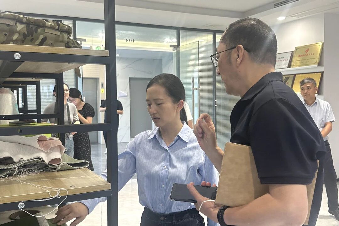 Zhou Xiao, manm nan Komite a kanpe nan Komite a Pati Minisipal, Minis nan Depatman Pwopagann, ak Minis nan Depatman Travay Front Etazini, te vizite Changshu Polyester pou rechèch